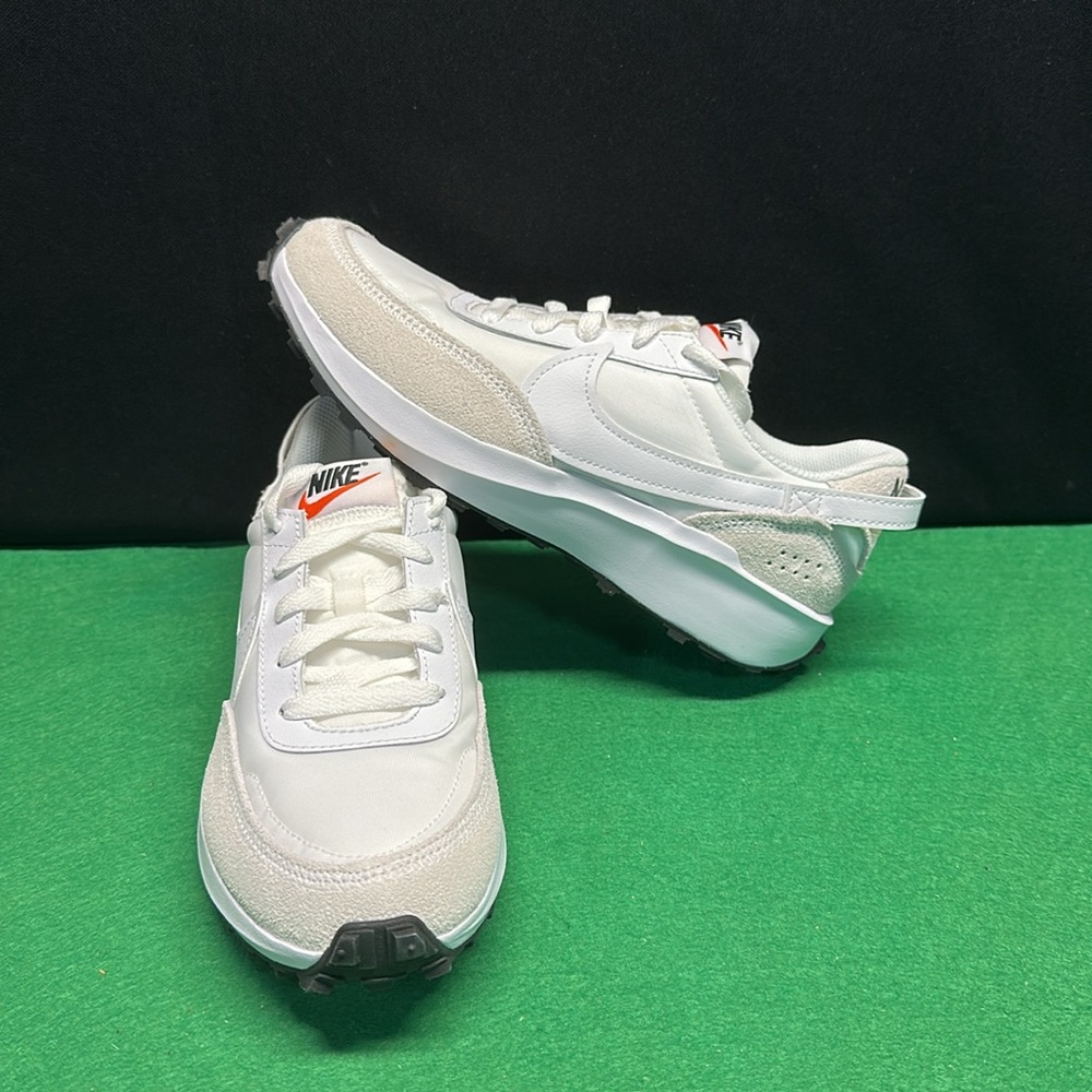 NEW Womens Nike Waffle Debut, Women’s size 11